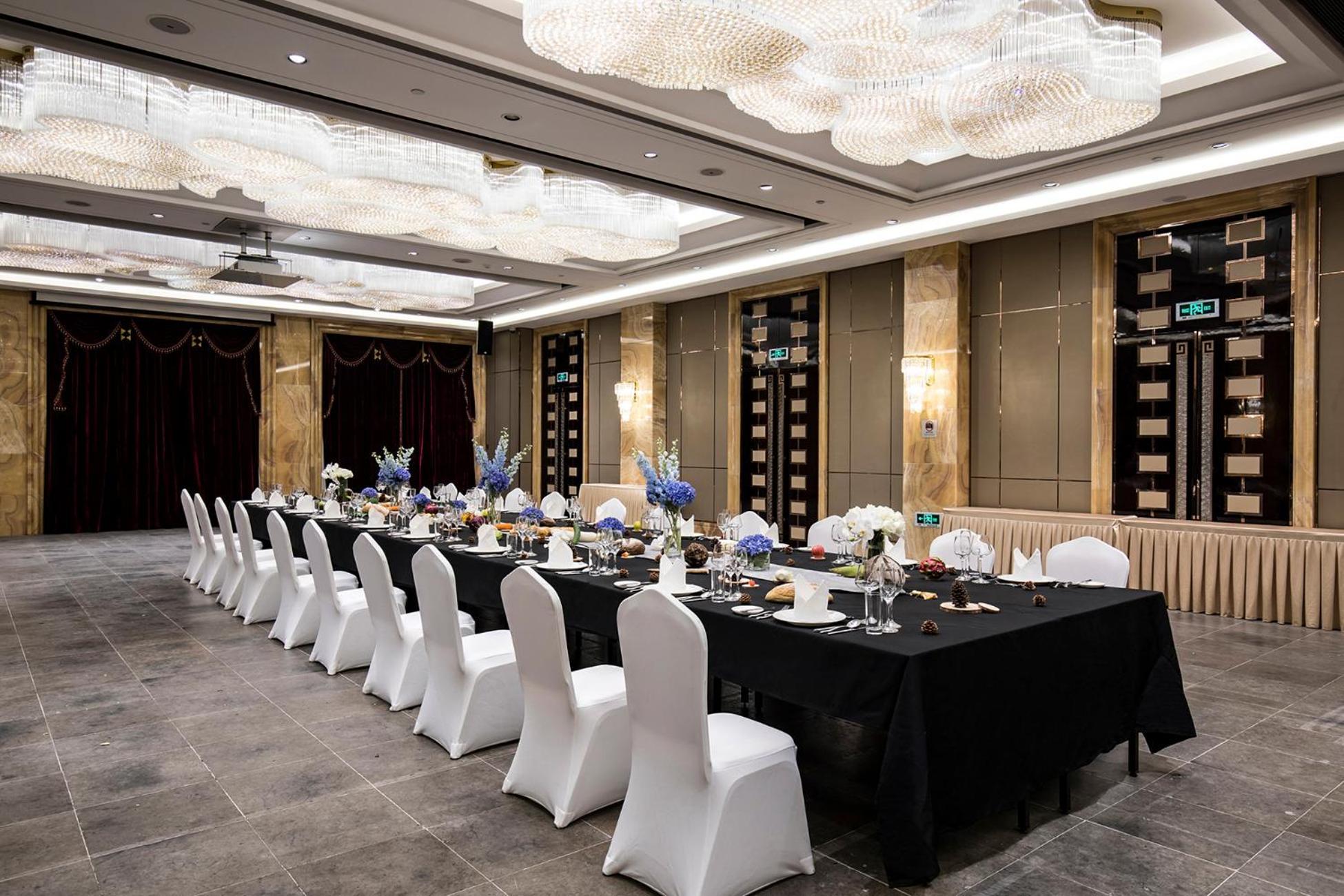 Royal Garden Hotel Shanghai-Free Shuttle To And From Disney & Pvg & Close Metro Line2 Easy To Sha New Expo Dış mekan fotoğraf