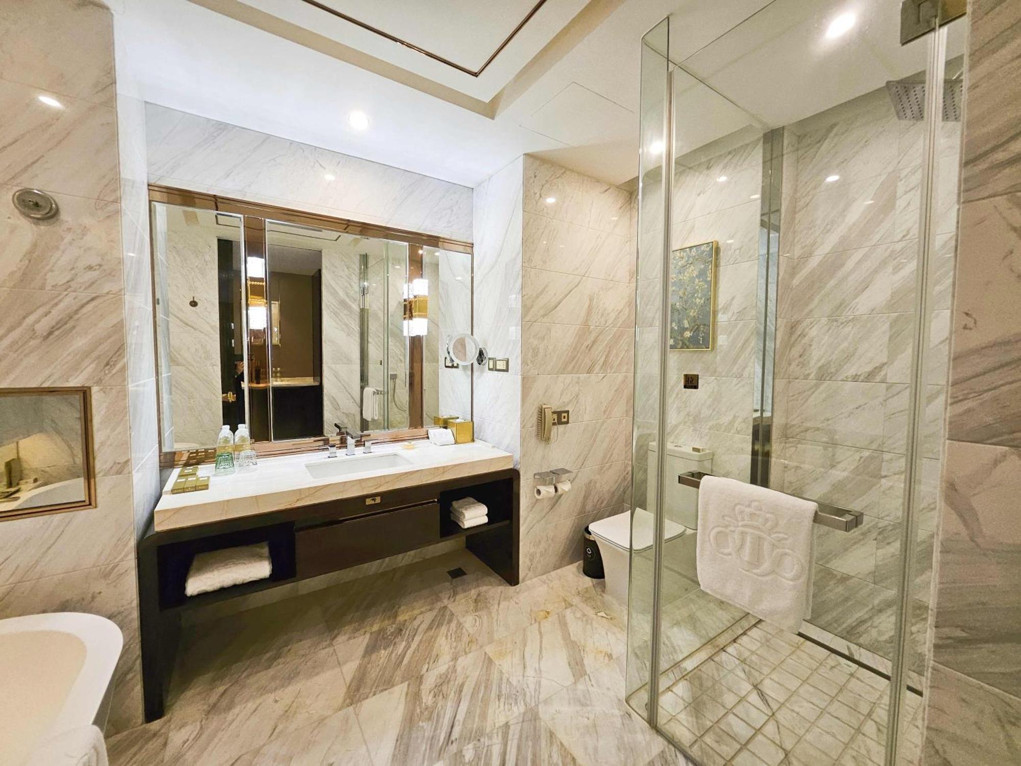 Royal Garden Hotel Shanghai-Free Shuttle To And From Disney & Pvg & Close Metro Line2 Easy To Sha New Expo Dış mekan fotoğraf