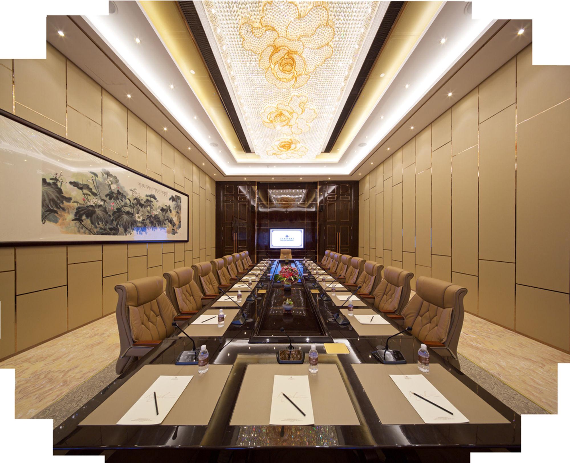 Royal Garden Hotel Shanghai-Free Shuttle To And From Disney & Pvg & Close Metro Line2 Easy To Sha New Expo Dış mekan fotoğraf