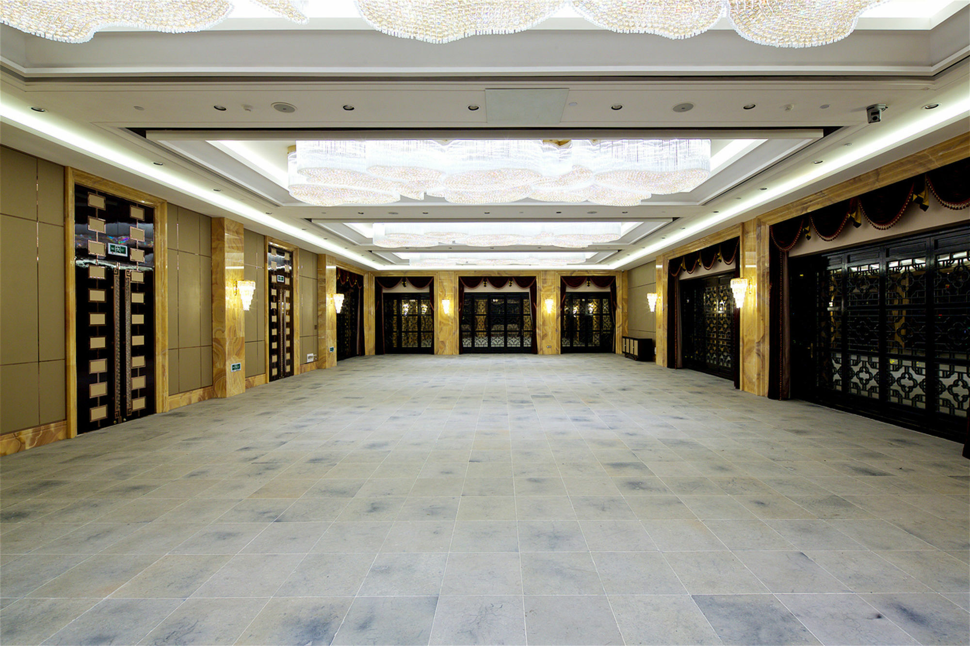 Royal Garden Hotel Shanghai-Free Shuttle To And From Disney & Pvg & Close Metro Line2 Easy To Sha New Expo Dış mekan fotoğraf